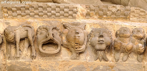 Escultura rom&aacute;nica en una arquivolta de la Porta Speciosa