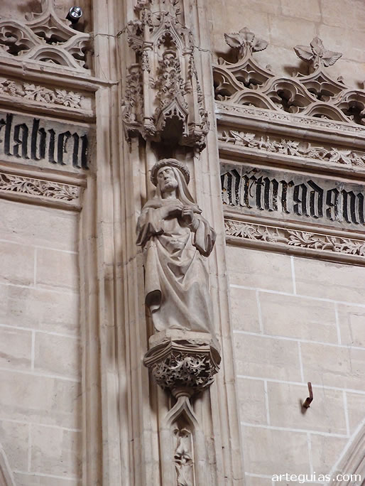 Estatua del interior de la iglesia representando profetas, ap&oacute;stoles y santos