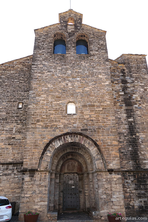 Fachada occidental de la iglesia