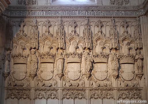 Varios escudos de her&aacute;dica de los Reyes Cat&oacute;licos