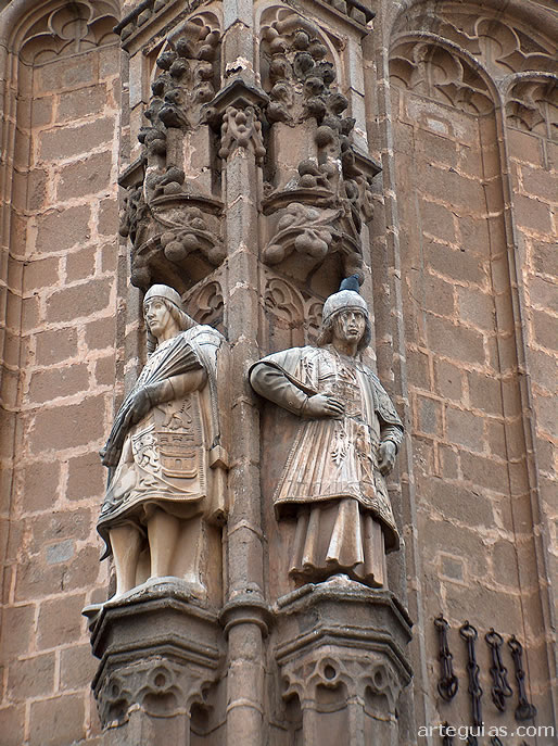 Dos estatuas de "heraldos" en la cabecera del templo