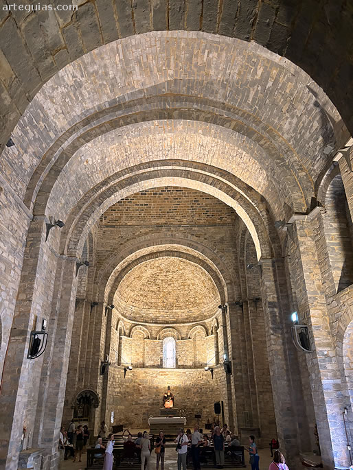 Interior de la iglesia de San Pedro de Siresa