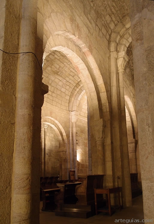 Interior rom&aacute;nico de la iglesia monacal
