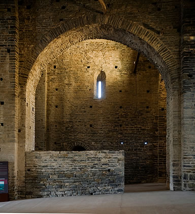 Interior de la iglesia: rom&aacute;nico lombardo
