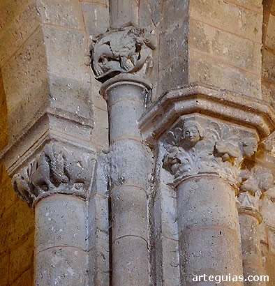 Capiteles y m&eacute;nsulas del interior con animales y cabezas humanas
