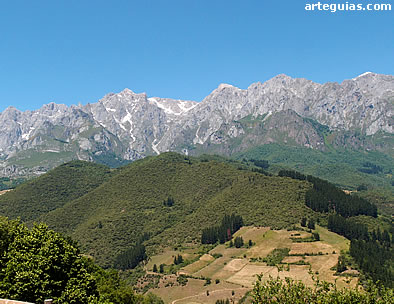 Valle de Li&eacute;bana y los Picos de Europa