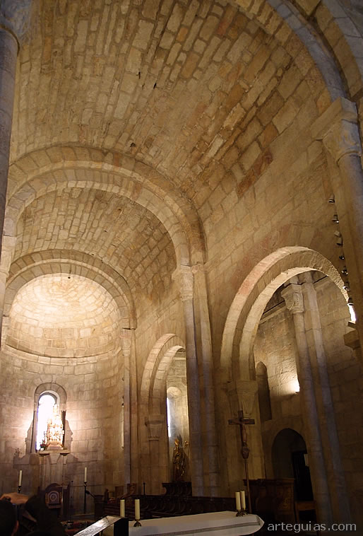 B&oacute;vedas de medio ca&ntilde;&oacute;n en la iglesia rom&aacute;nica abacial