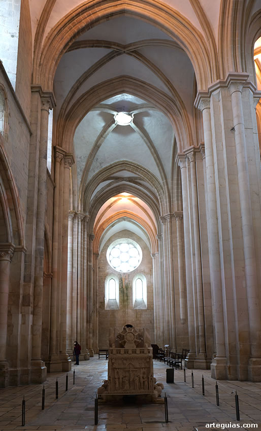 Monasterio de Alcoba&ccedil;a: tranepto de la iglesia con los sarc&oacute;fagos de  Don Pedro I y Do&ntilde;a In&eacute;s