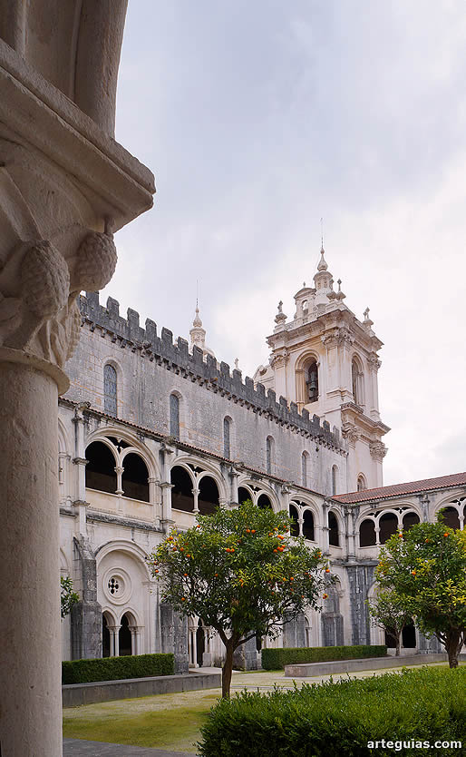 Claustro y una de las torres campanario del Monasterio de Alcoba&ccedil;a