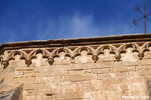 Alero g&oacute;tico de la cabecera de la iglesia