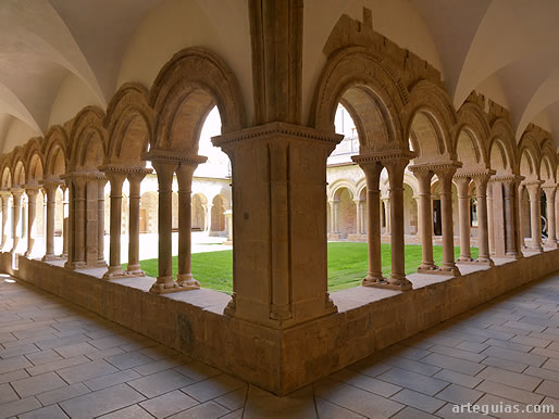 El claustro rom&aacute;nico