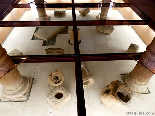 Lapidario en el suelo de la sala capitular