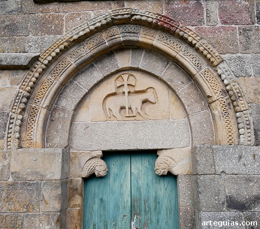 Puerta meridional con el t&iacute;mpano con un Agnus Dei