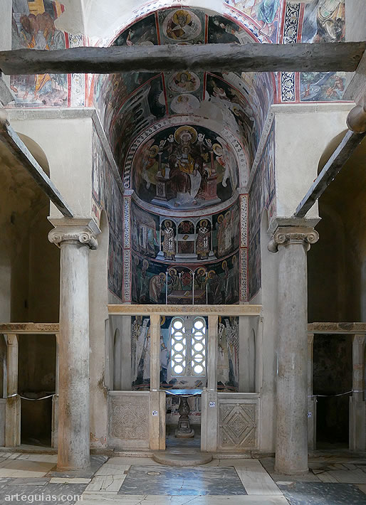 Interior de la iglesia del monasterio ateniense de Kaisariani