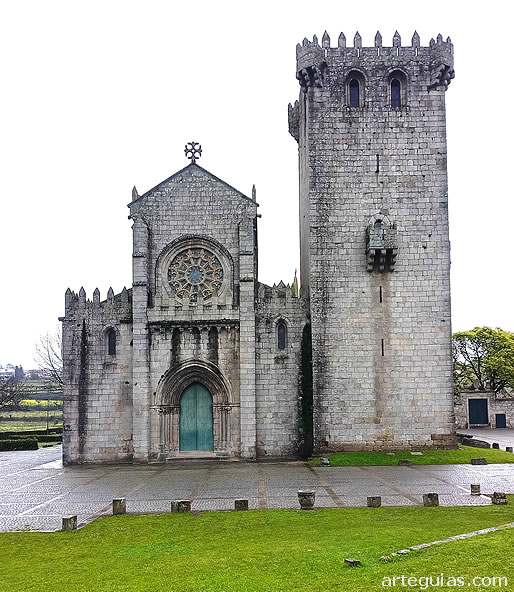 Vista desde el oeste de la iglesia del Monasterio de Le&ccedil;a do Balio, Portugal