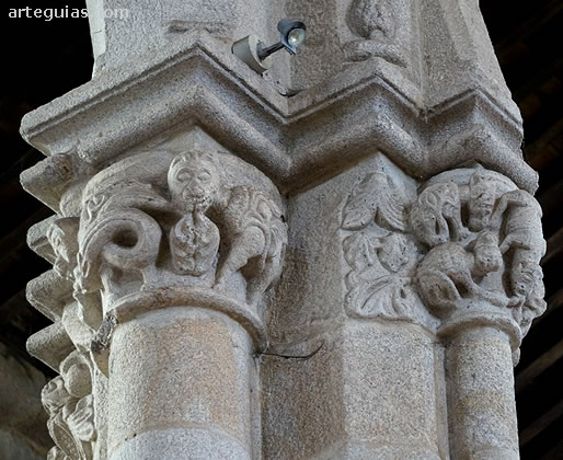 Las columnas entregs interiores ofrecen muchos relieves esculpidos