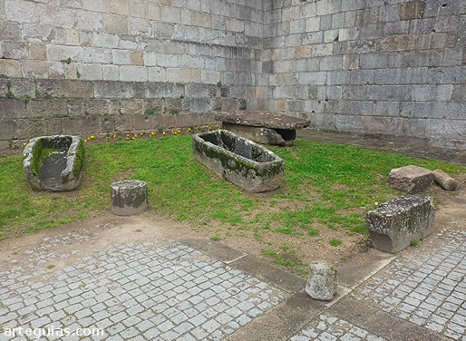 Restos de tumbas junto a la iglesia del monasterio