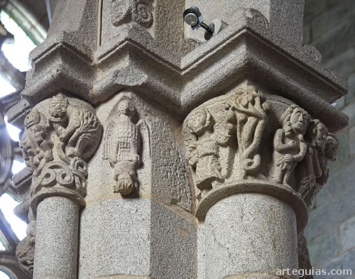 Capiteles y esquina achaflanadas esculpidas