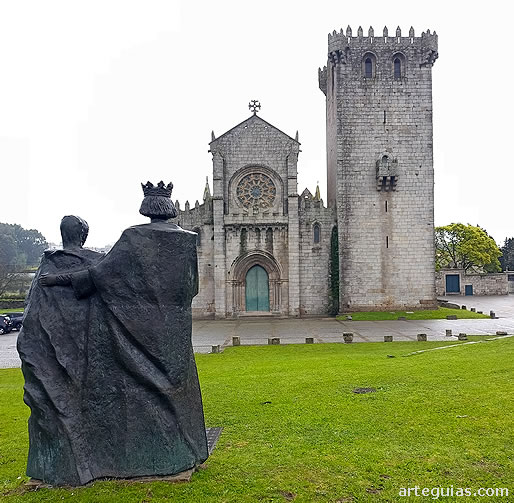 El monasterio y la estatua de Fernando I con Leonor T&eacute;llez de Meneses.