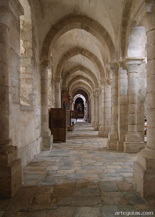 Nave lateral con arcos apuntados y b&oacute;vedas de arista