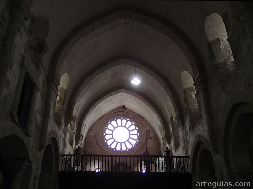 Nave central de la iglesia de Meira con b&oacute;veda de medio ca&ntilde;&oacute;n con arcos fajones