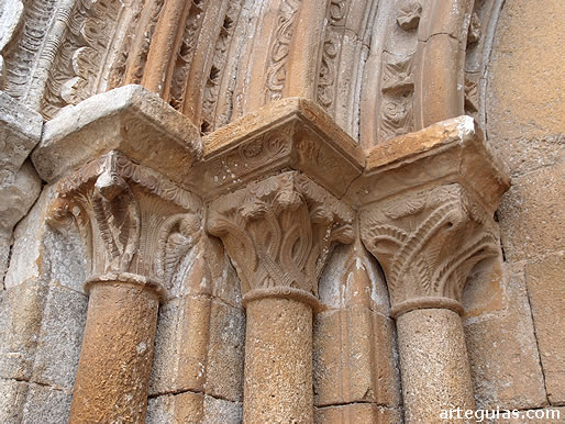 Monasterio de Meira: capiteles y arquivoltas de la puerta occidental