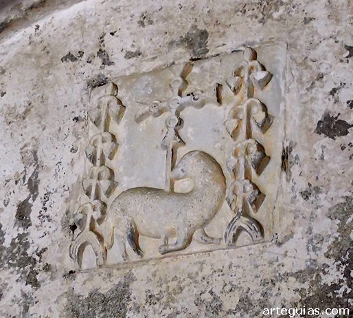 Agnus Dei en el centro de t&iacute;mpano