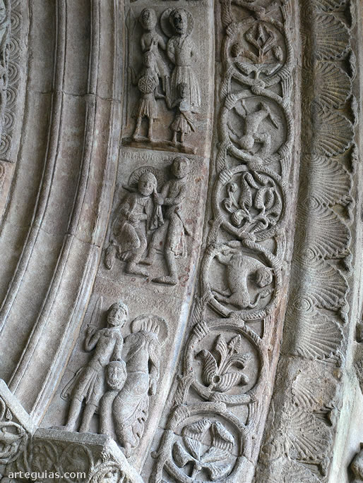 Arquivoltas de la portada repletas de escultura