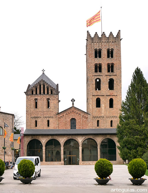 Fachada occidental de la iglesia de  la Abad&iacute;a de Ripoll