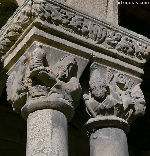 Monasterio de Ripoll: capiteles g&oacute;ticos con miembros del clero
