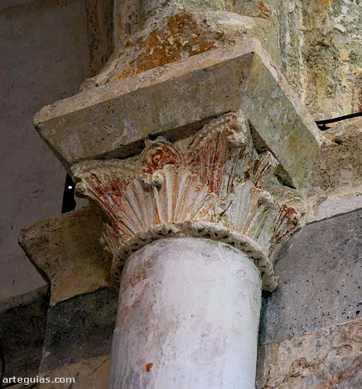 COlumna con capitel rom&aacute;nico en el interior de la iglesia