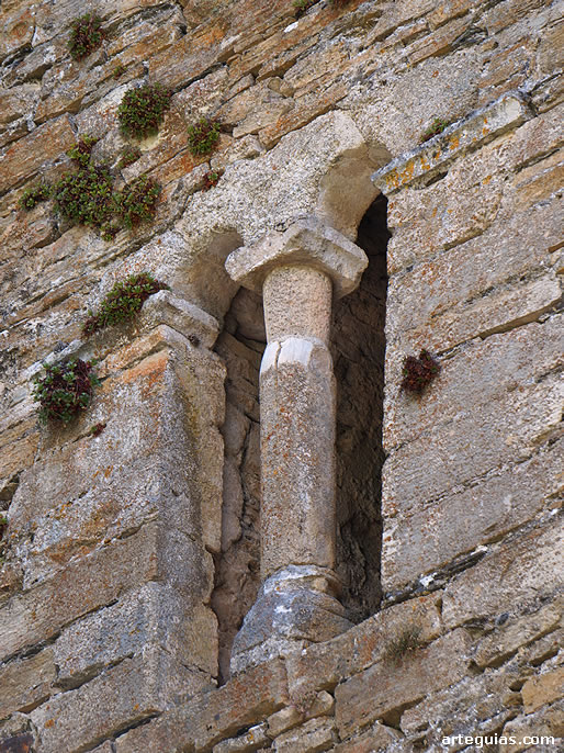 Ventanal ajimezado en la torre de la iglesia del Monasterio de San Pedro de Montes, Le&oacute;n