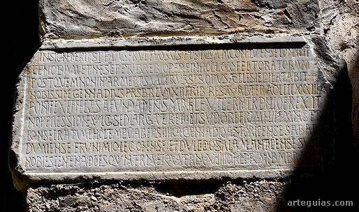 L&aacute;pida grabada con la historia del monasterio