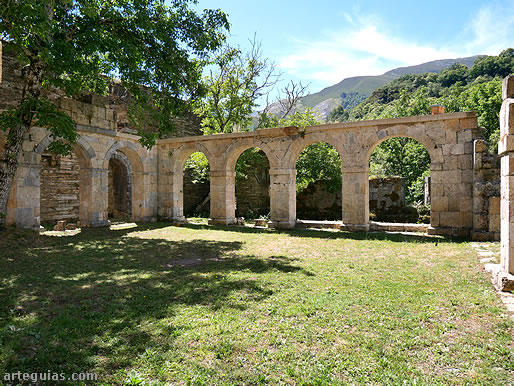 Claustro clasicista del Monasterio de San Pedro de Montes