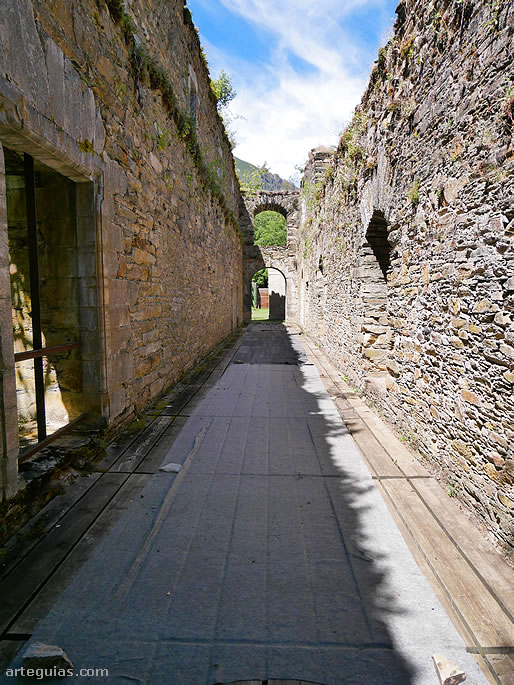 Una de las muchas estructuras arruinadas parcialmente recuperadas