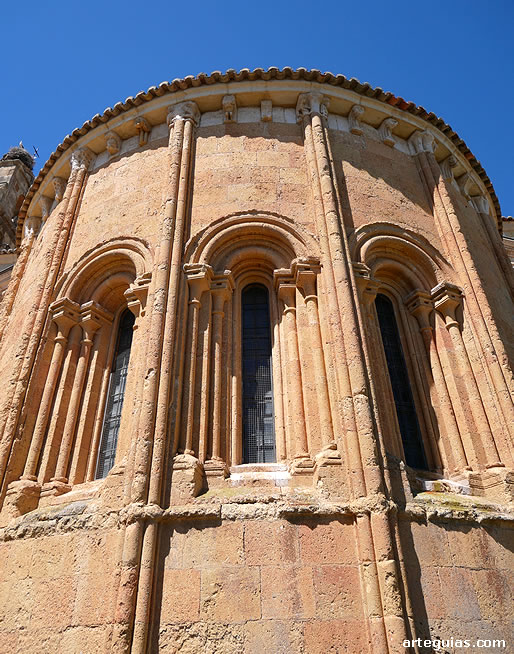 &Aacute;bside principal del monasterio