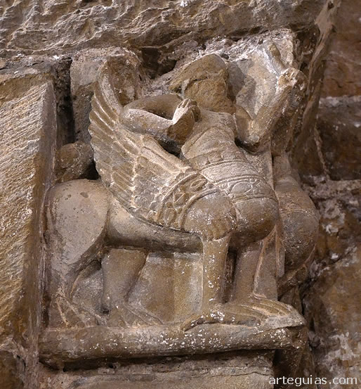 Capitel interior de la iglesia con una extra&ntilde;a bestia