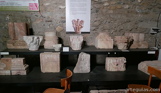 Piezas de un lapidario conservado en el monasterio