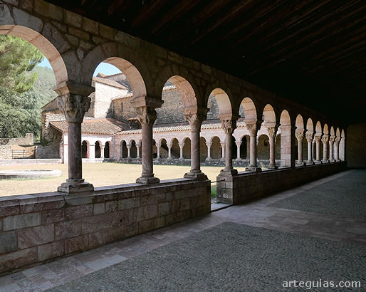 Claustro de la antigua abad&iacute;a de Sant Miquel de Cuix&agrave;