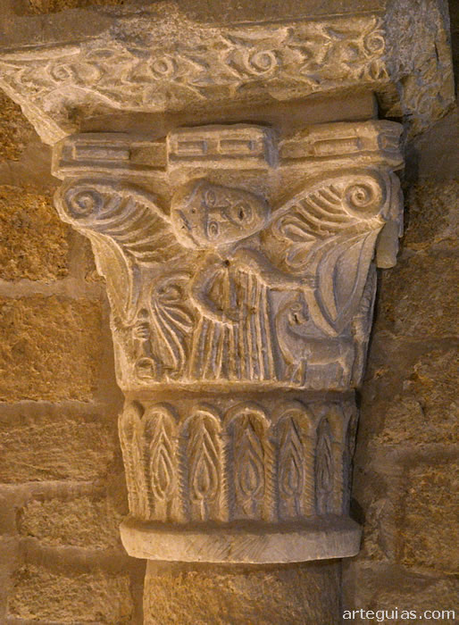 Capitel figurativo interior