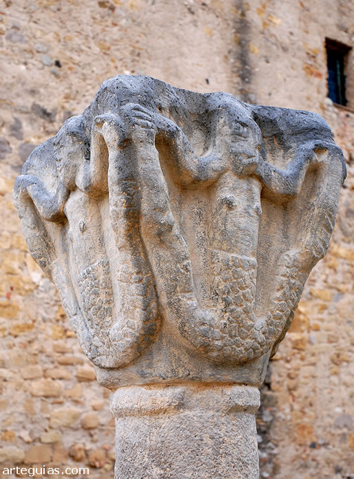 Capitel con sirenas pez