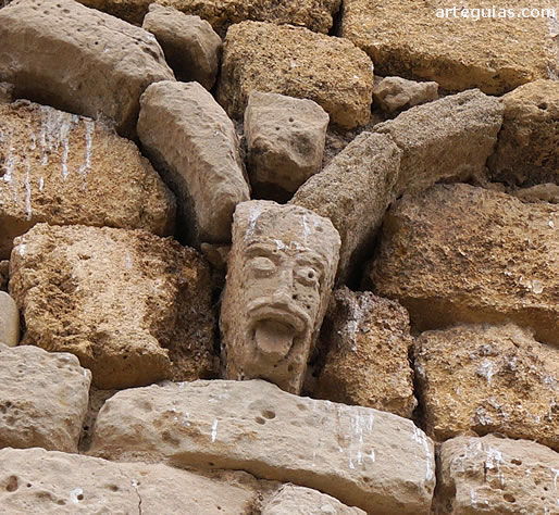 M&eacute;nsula del &aacute;bside con una cabeza humana sacando la lengua