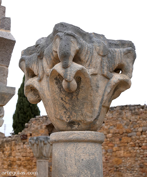 Capitel del claustro de Sant Miquel de Fluvi&agrave;