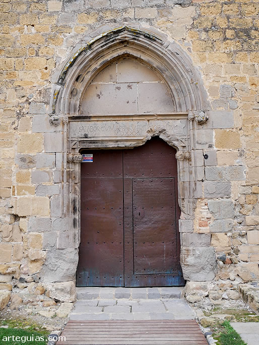 Puerta g&oacute;tico - renacentista del siglo XVI en el muro sur