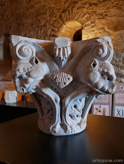 Capitel rom&aacute;nico en el refectorio