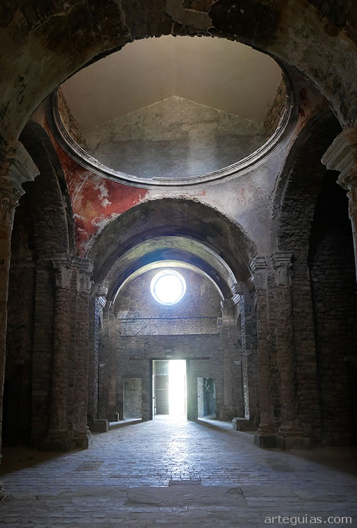 Interior de la iglesia del antiguo Monasterio de Santa Mar&iacute;a de Lillet