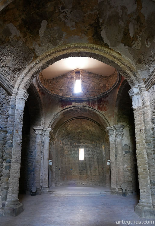 Monasterio de Santa Mar&iacute;a de Lillet: interior de la iglesia con nave, c&uacute;pula y &aacute;bside