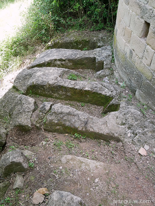 Tumbas antropomorfas delante de la cabecera de la iglesia