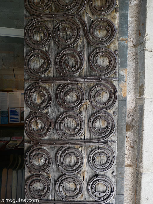 Herrajes rom&aacute;nicos de las puertas de entrada a la iglesia