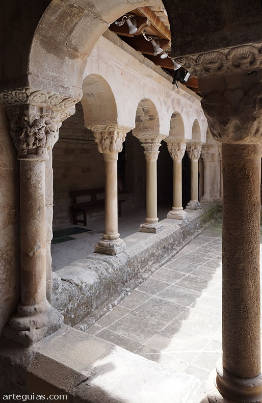 Monasterio de Santa Mar&iacute;a de Llu&ccedil;&agrave;: claustro rom&aacute;nico